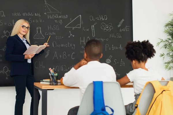 Female Teacher Teaches Schoolchildren Blackboard Classroom International Team Back School — Stock Photo, Image