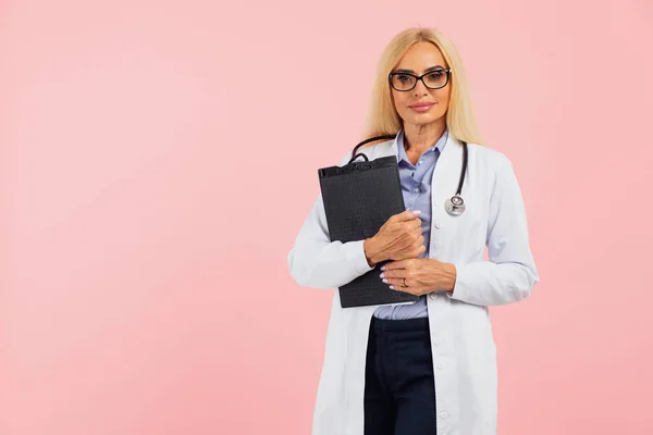 Médico Mujer Madura Gafas Con Estetoscopio Que Sostiene Carpeta Sobre — Foto de Stock