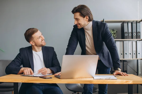 Geschäftliches Teamwork Zwei Lächelnde Geschäftsleute Arbeiten Gemeinsam Laptop — Stockfoto