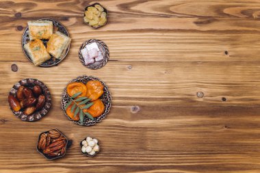 Ramazan kareem iftar masasında çeşitli geleneksel Arap yemekleri, tatlılar, tarihler var. Kurban Bayramı mübarek akşam yemeği, üst manzara..