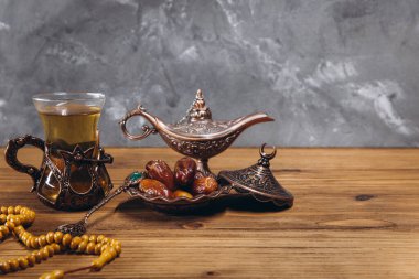 Ramazan konsepti, bir tabak tatlı hurma ve bir fincan çay, fotokopi alanı