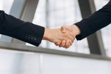 ofis dışında el sıkışan iki iş adamları