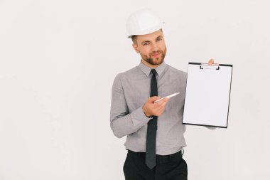 Mutlu erkek mimar elinde kopya alanı olan bir klasör tutuyor ve beyaz arka planda bir şeyler gösteriyor.