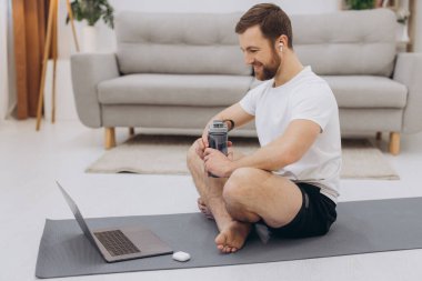 Karantinada sakin olun. Millennial elemanı antrenörle internetten laptopla meditasyon yapıyor. Boş alan.