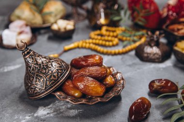 Ramazan masası, geleneksel yemeklerin arka planında başka yemekler, kurutulmuş meyveler, taze şarap, çay....