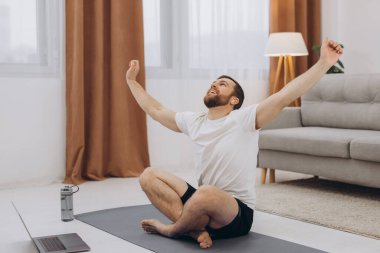 Karantinada sakin olun. Millennial elemanı antrenörle internetten laptopla meditasyon yapıyor. Boş alan.