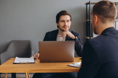 İş görüşmesi sırasında erkek adayla işe alım