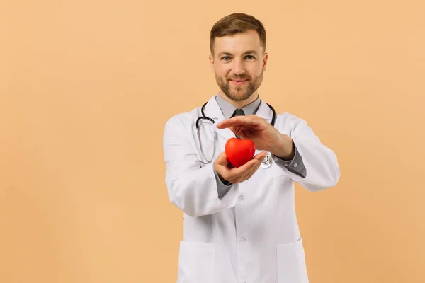 Den Manliga Kardiolog Läkare Som Håller Hjärtat Beige Bakgrund — Stockfoto