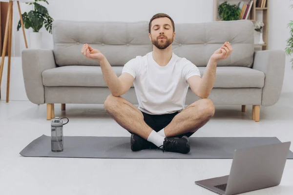 Bleiben Sie Quarantäne Ruhig Millennial Typ Meditiert Mit Trainer Online — Stockfoto