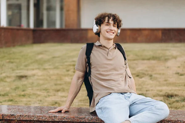 학습의 곱슬머리의 헤드폰을 대학생 — 스톡 사진