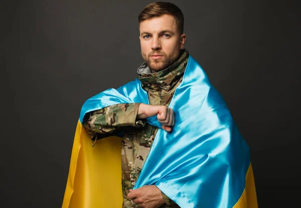 Ukrayna Bayrağını Taşıyan Cesur Bir Ukraynalı Askerin Portresi Özgürlük Kavramı — Stok fotoğraf