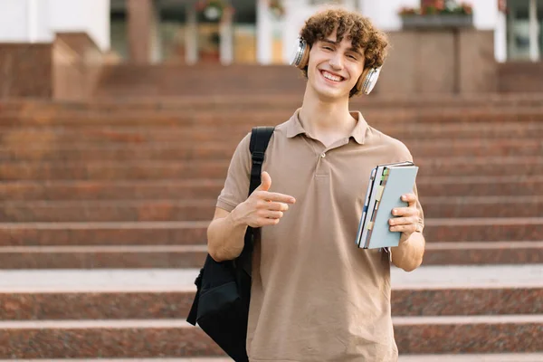 Porträtt Glad Attraktiv Manlig Student Som Håller Böcker Och Klarat — Stockfoto