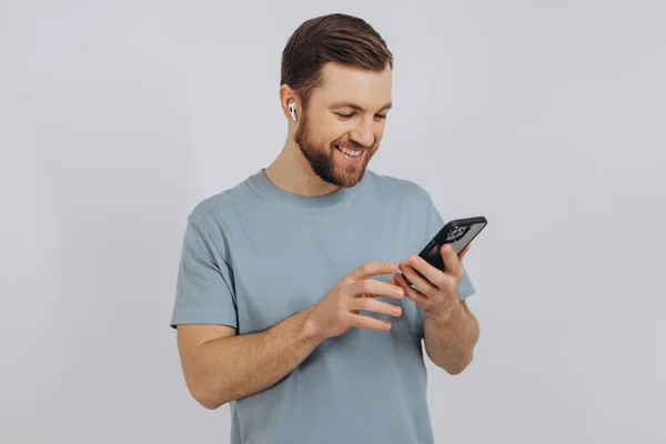 Щасливий Бородатий Чоловік Танцює Навушниками Слухає Музику Навушниках Тримає Мобільний — стокове фото