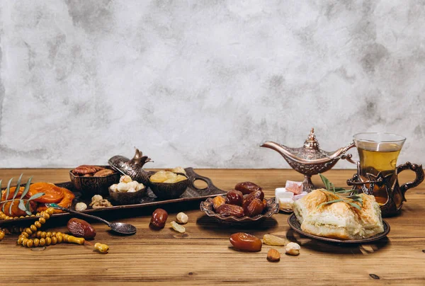 Getrocknete Datteln Und Tee Auf Einem Holztisch Arabische Traditionelle Gerichte — Stockfoto
