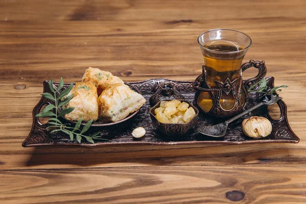 Ramazan Masası Geleneksel Çay Tabak Yemek Takımlarıyla Pankart — Stok fotoğraf