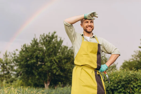 Πορτρέτο Ενός Αρσενικού Αγρότη Χαμογελώντας Φόντο Ουράνιο Τόξο Στον Κήπο — Φωτογραφία Αρχείου