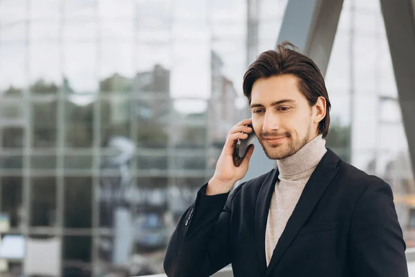 Takım Elbiseli Yakışıklı Modern Erkek Işadamının Portresi Telefonla Konuşuyor Şehir — Stok fotoğraf