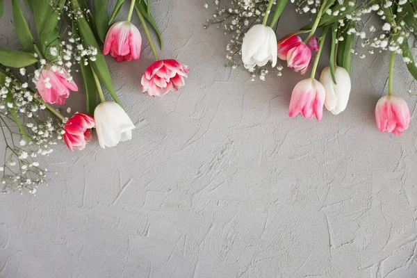 Roze Tulpen Witte Gypsophila Bloemen Boeket Een Stijlvolle Grijze Stenen — Stockfoto