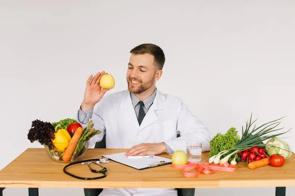 Mutlu Doktor Beslenme Uzmanı Yerinde Taze Sebzelerin Arasında Oturuyor Elinde — Stok fotoğraf
