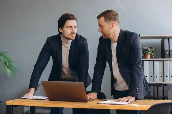 Geschäftliches Teamwork Zwei Geschäftsleute Arbeiten Gemeinsam Laptop — Stockfoto