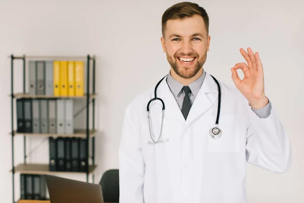 Glad Läkare Med Stetoskop Visar Okej Jobbet Kliniken — Stockfoto
