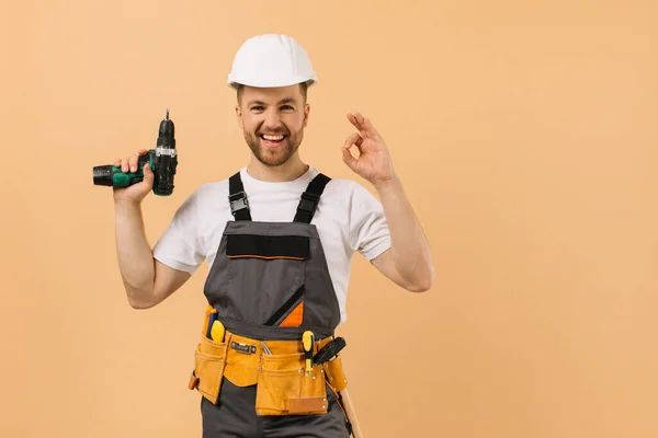 Reparador Masculino Positivo Casa Segurando Uma Chave Fenda Mostrando Tudo — Fotografia de Stock