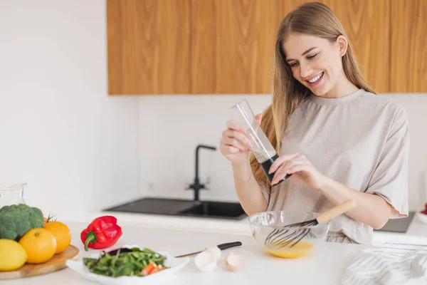 Glad Söt Blond Kvinna Pyjamas Förbereder Frukost Ägg Och Salt — Stockfoto