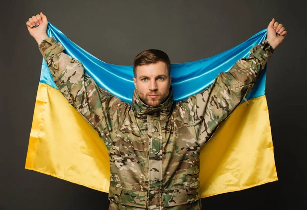 Portré Egy Bátor Ukrán Katona Kezében Zászló Ukrajna Szabadság Koncepció — Stock Fotó