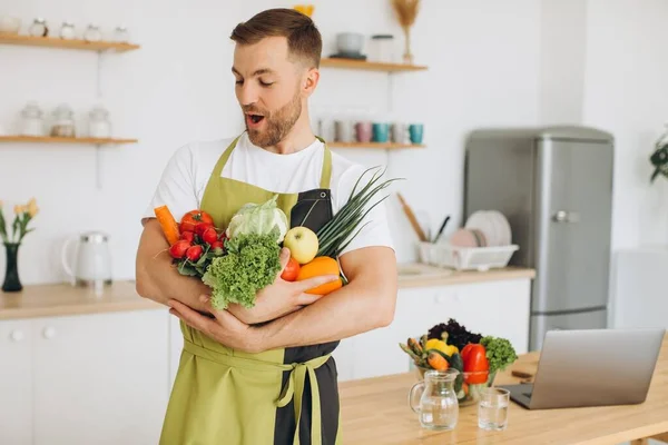 Evdeki Mutfakta Farklı Taze Sebzeler Tutan Mutlu Bir Adam — Stok fotoğraf