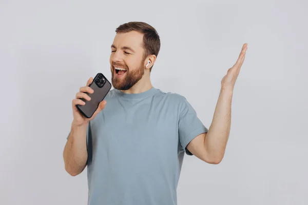Szczęśliwy Brodaty Mężczyzna Tańczący Słuchawkami Słuchający Muzyki Słuchawkach Trzymający Telefon — Zdjęcie stockowe