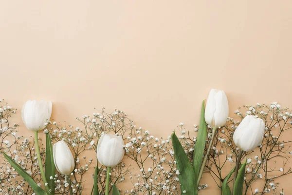 Witte Tulpen Gypsophila Bloemen Boeket Een Beige Achtergrond Moederdag Verjaardagsconcept — Stockfoto