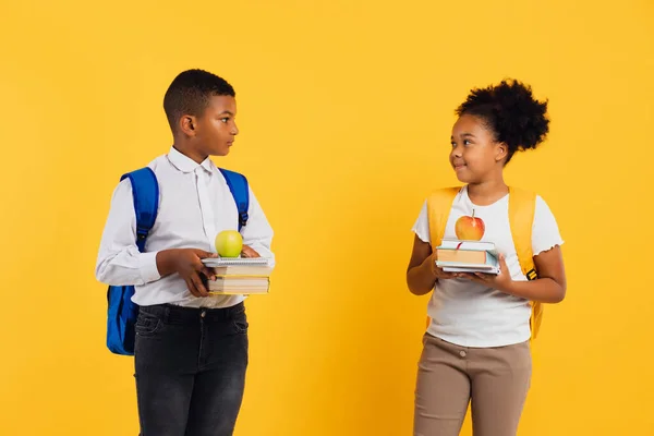 Heureuse Écolière Afro Américaine Écolier Métis Tenant Des Livres Sur — Photo