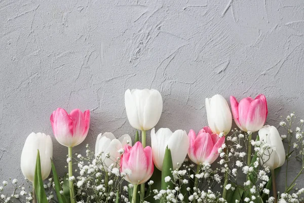 Roze Tulpen Witte Gypsophila Bloemen Boeket Een Stijlvolle Grijze Stenen — Stockfoto