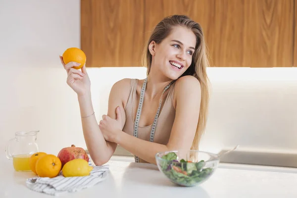 부엌에서 에너지 회복을 오렌지를 테이프를 대여성 — 스톡 사진