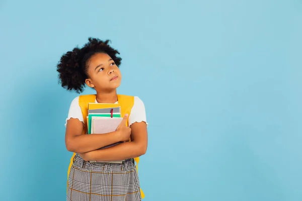 Heureuse Écolière Afro Américaine Tenant Des Livres Sur Fond Bleu — Photo