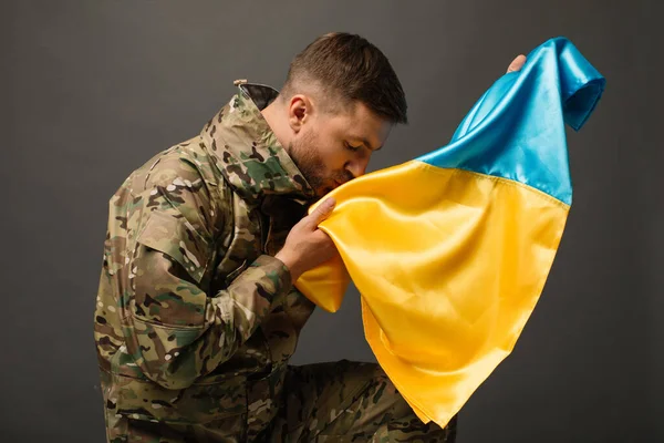 Portrét Odvážného Ukrajinského Vojáka Líbajícího Vlajku Ukrajiny Koncept Svobody — Stock fotografie