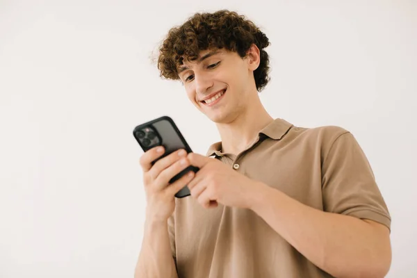 Привабливий Молодий Студент Чоловічої Статі Використовуючи Телефон Білому Тлі Вільним — стокове фото