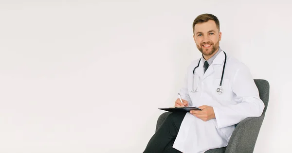 Ψυχίατρος Άνδρας Γιατρός Κάθεται Μια Καρέκλα Και Χαμογελά Ένα Φάκελο — Φωτογραφία Αρχείου