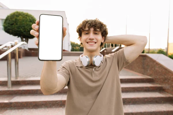 Навчальний Додаток Щасливий Чоловік Студент Демонструє Великий Порожній Смартфон Камері — стокове фото