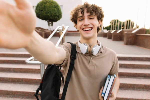 Πορτρέτο Του Ελκυστική Σγουρά Φοιτητής Ακουστικά Χαμογελώντας Και Λαμβάνοντας Selfie — Φωτογραφία Αρχείου