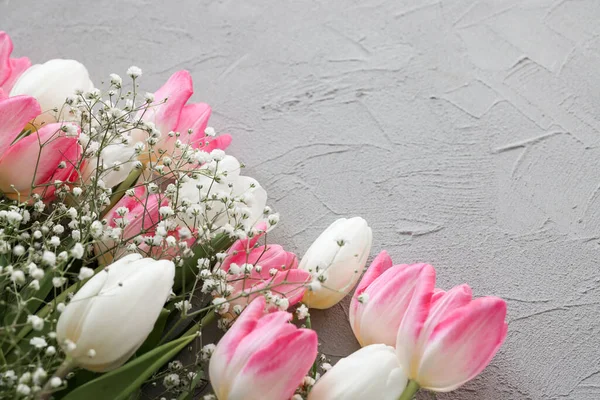 Ροζ Τουλίπες Και Λευκές Γυψόφυλλες Λουλούδια Μπουκέτο Ένα Κομψό Γκρι — Φωτογραφία Αρχείου