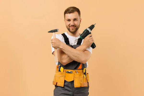 Θετικός Άνδρας Επισκευαστής Στο Σπίτι Εργαλεία Μπεζ Φόντο — Φωτογραφία Αρχείου