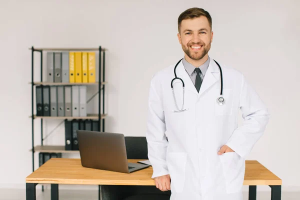 Porträtt Lycklig Läkare Med Stetoskop Arbetsplatsen Kliniken — Stockfoto