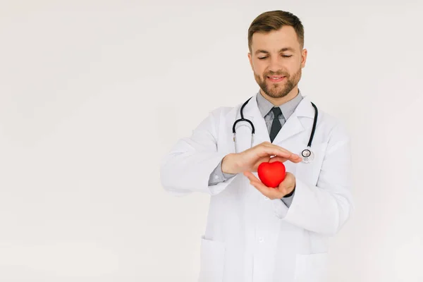 Gelukkige Mannelijke Cardioloog Arts Met Hart Witte Achtergrond — Stockfoto
