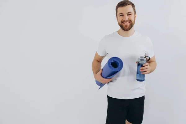 Porträt Eines Gutaussehenden Bärtigen Mannes Sportbekleidung Mit Yogamatte Und Flasche — Stockfoto