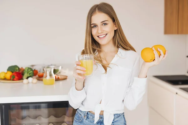 Een Vrolijke Blonde Vrouw Drinkt Sinaasappelsap Keuken — Stockfoto