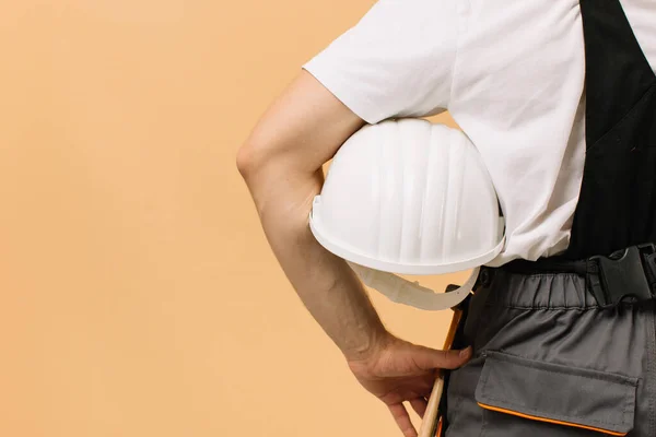 Trabalhador Construção Masculino Segurando Capacete Fundo Bege — Fotografia de Stock