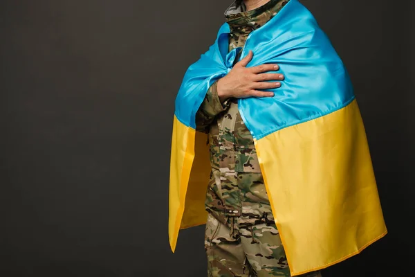 Портрет Відважного Українського Військового Язаного Прапором України Який Тримається Руку — стокове фото