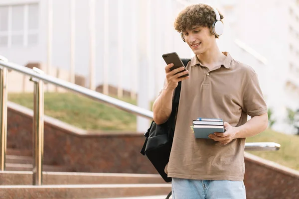 Homem Estudante Atraente Feliz Com Mochila Livros Olhando Para Telefone — Fotografia de Stock