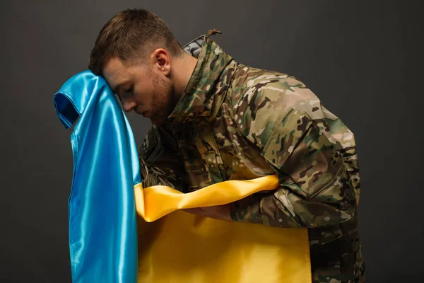 Portrét Odvážného Ukrajinského Vojáka Držícího Vlajku Ukrajiny Koncept Svobody — Stock fotografie